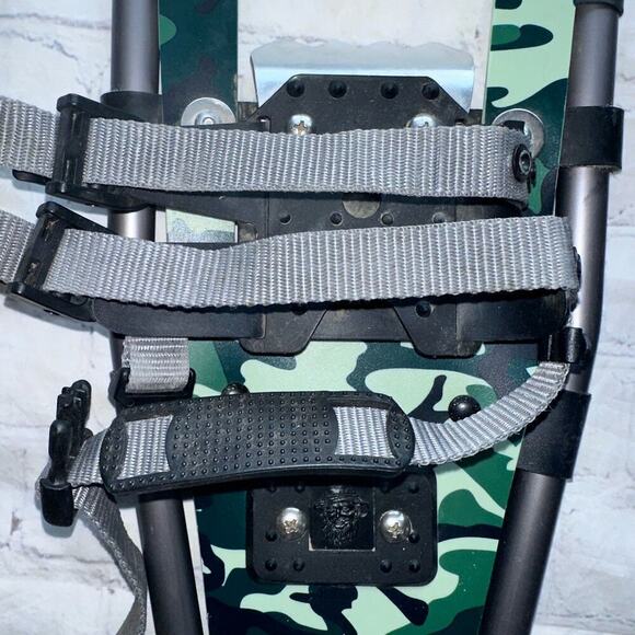 EUC Yukon Charlie’s Youth 7 x 16 Green Camo Aluminum SnowShoes - Picture 3 of 12